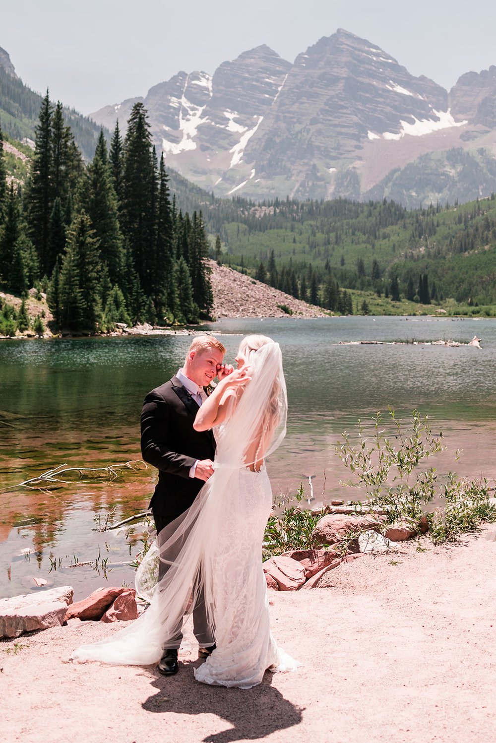Aspen mountain wedding — Photo: Amanda Matilda