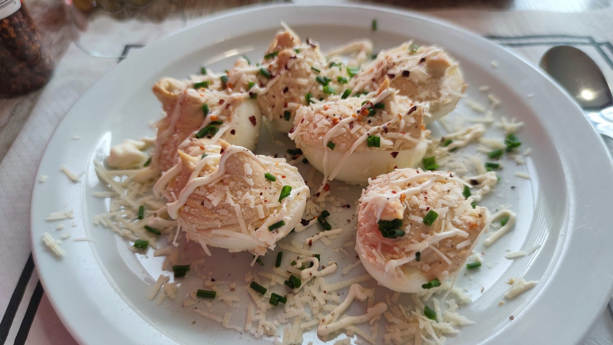 Huevos rellenos de atún