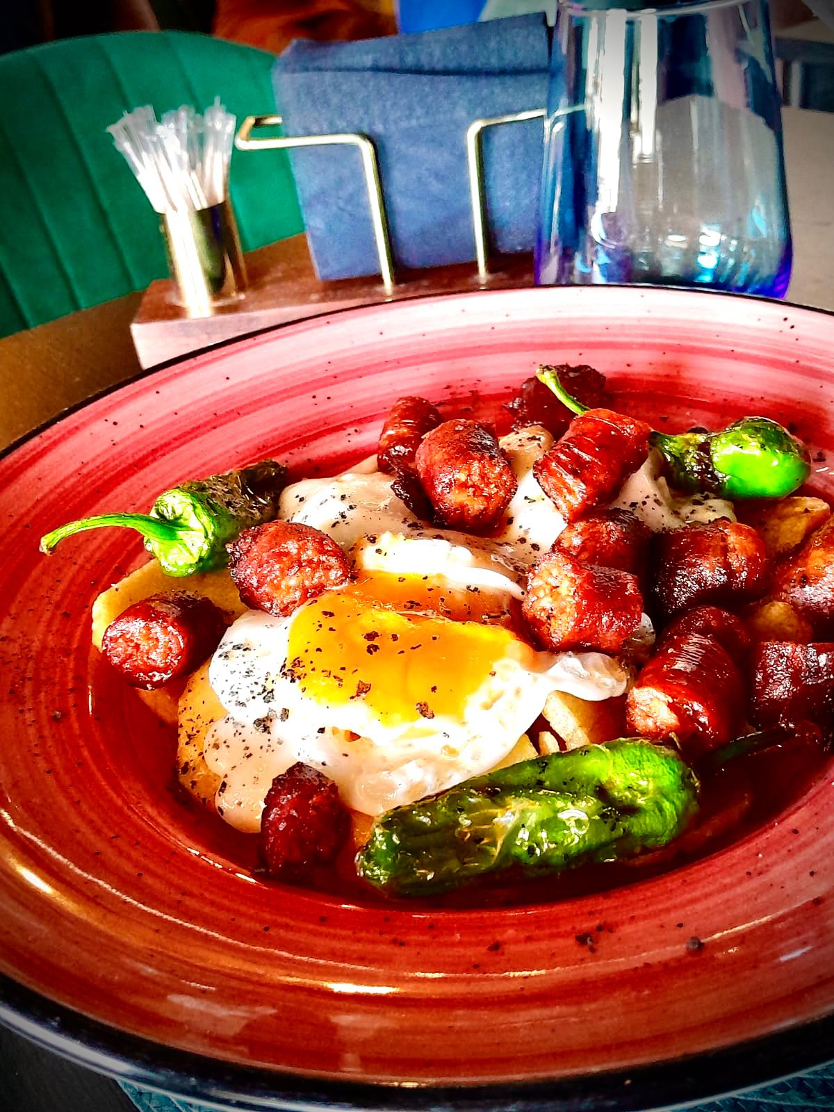 Huevos estrellados con chistorra y pimiento de padron