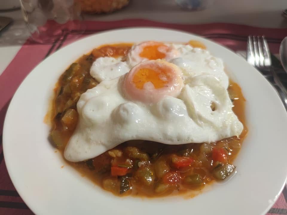 Pisto con huevo frito