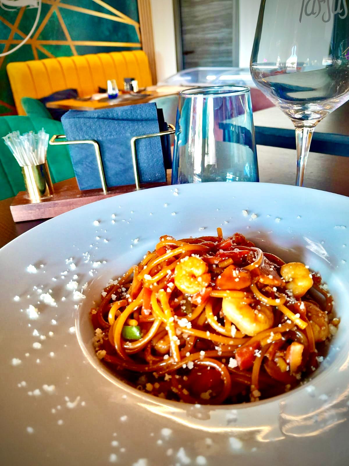 Noodles thay salteados con verduras a la plancha