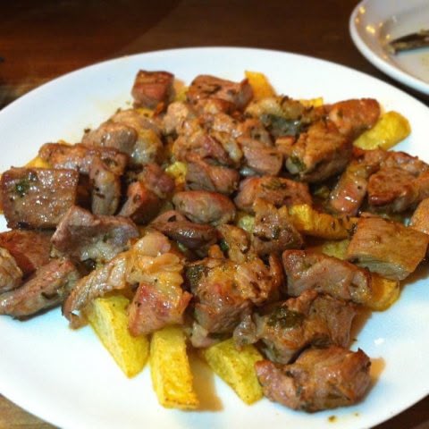Taquitos de magro al ajillo con papas fritas
