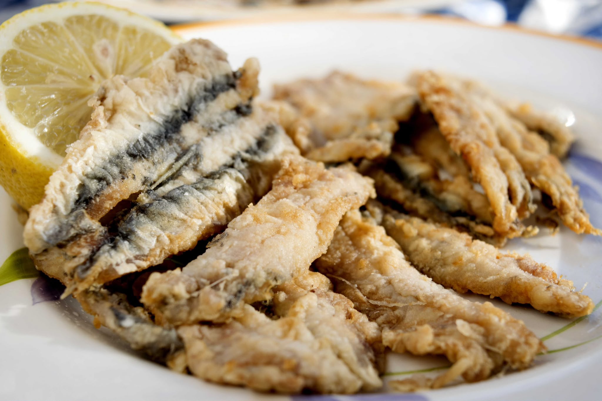 Filetes de caballa a la mariposa en tempura con ensalada