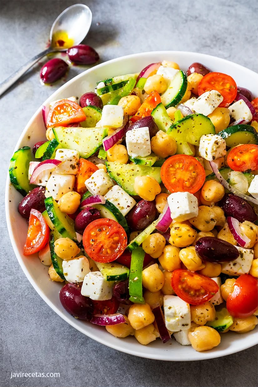Ensalada griega de garbanzos y queso feta