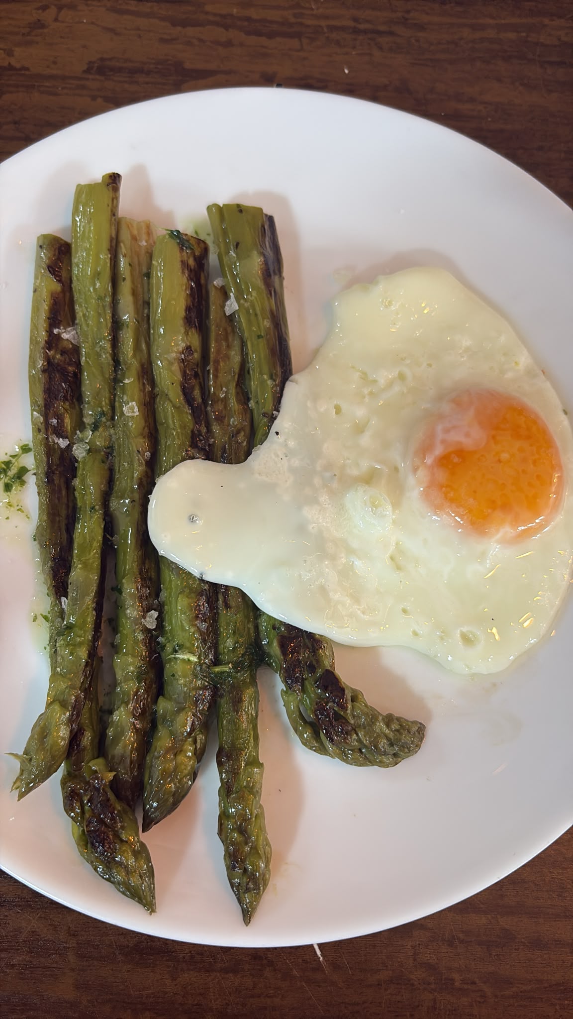 Espárragos trigueros con huevo frito