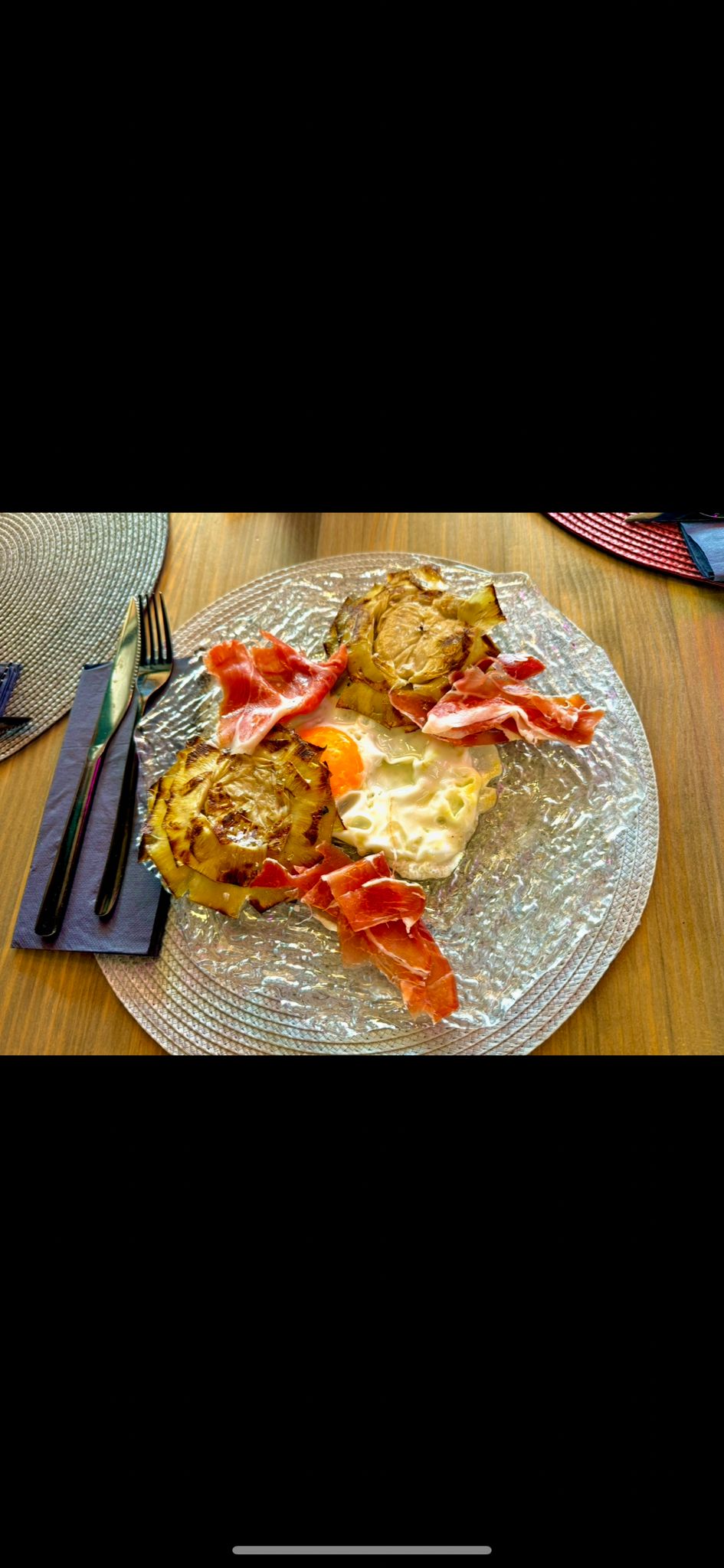 Alcachofas plancha con huevo frito y jamón ibérico