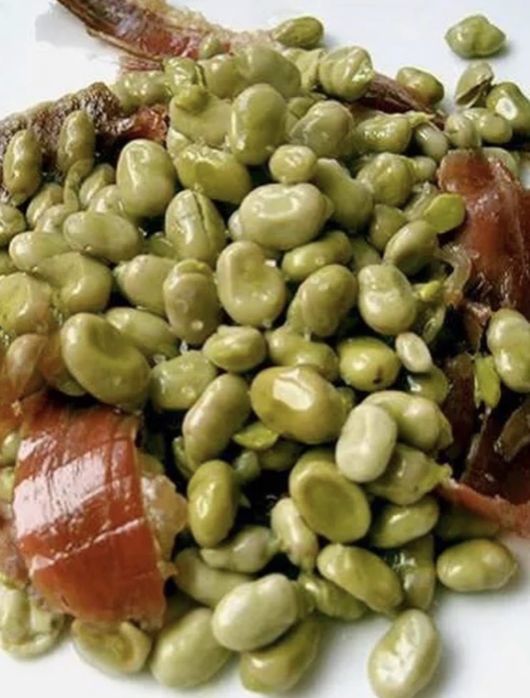 Habitas baby salteadas con jamon iberico