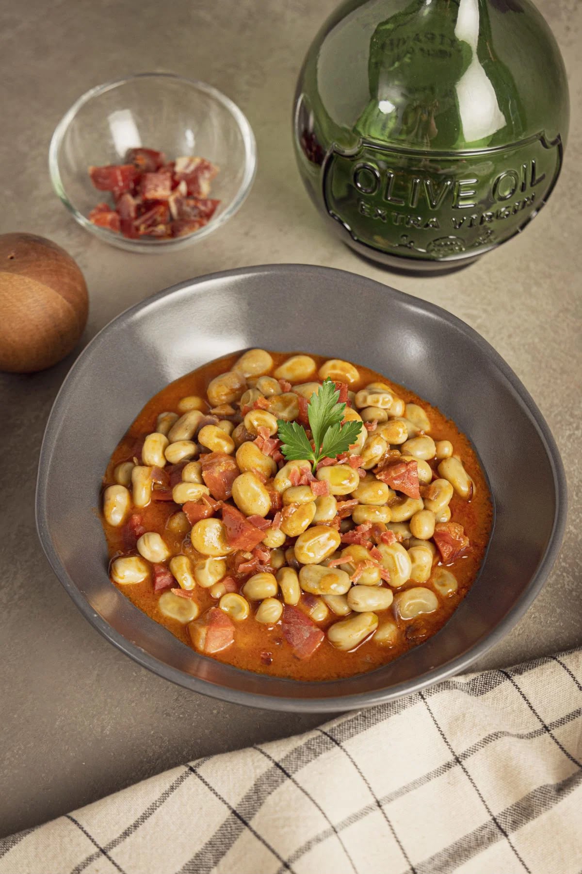 Habitas baby salteadas con jamon iberico