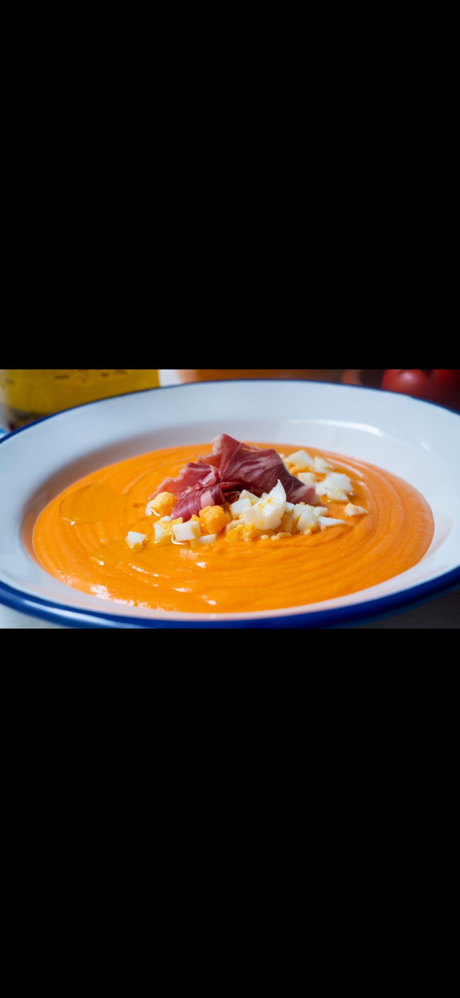 Salmorejo con picos de jamón ibérico y huevo duro