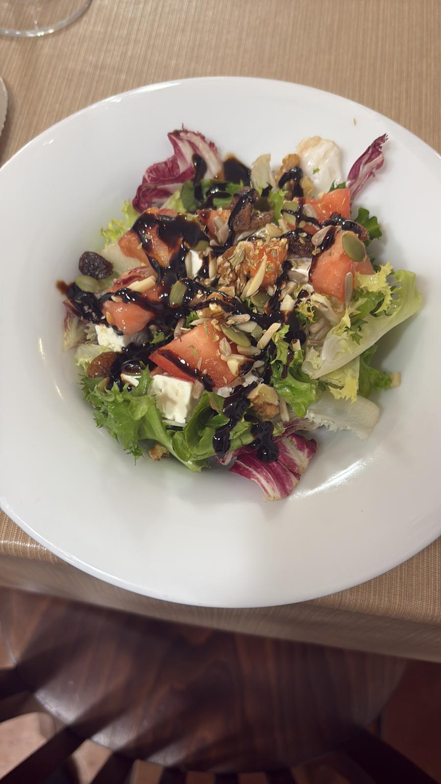 Ensalada verde con queso feta, frutos secos y crema balsámica