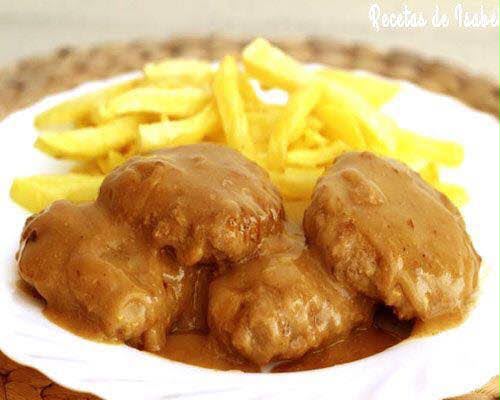 Filetes rusos caseras en salsa con papas fritas
