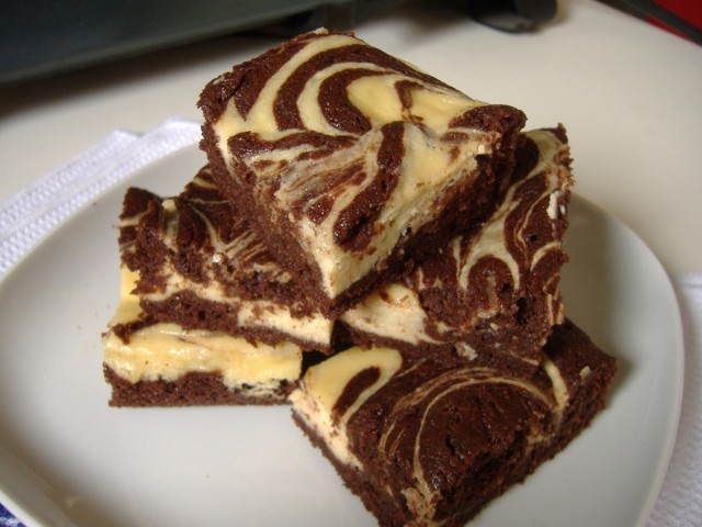 Great-Edibles-Recipes-Cheese-Cake-Swirl-Brownies-Weedist-640x480