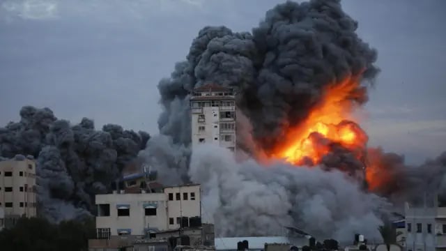 ?لركام يعم والجثث متناثرة ولا