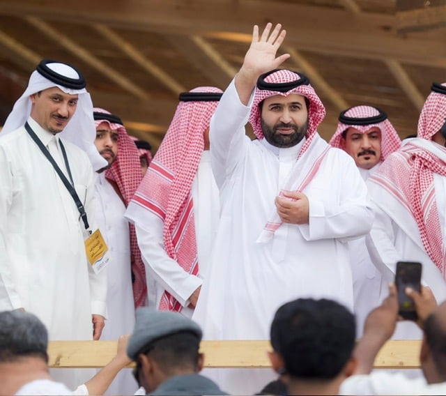 أمير جازان يطلق «ليالي الحريد 22» بمشاركة 2500 متسابق. تدشين سباق صيد الحريد بخليج الحصيص في فرسان. فعاليات بحرية وتراثية جذبت الأهالي والزوار. دعم السياحة وإبراز الإرث الثقافي للمحافظة. تكريم الفائزين وتخصيص مناطق ومنافذ للأسر المنتجة 