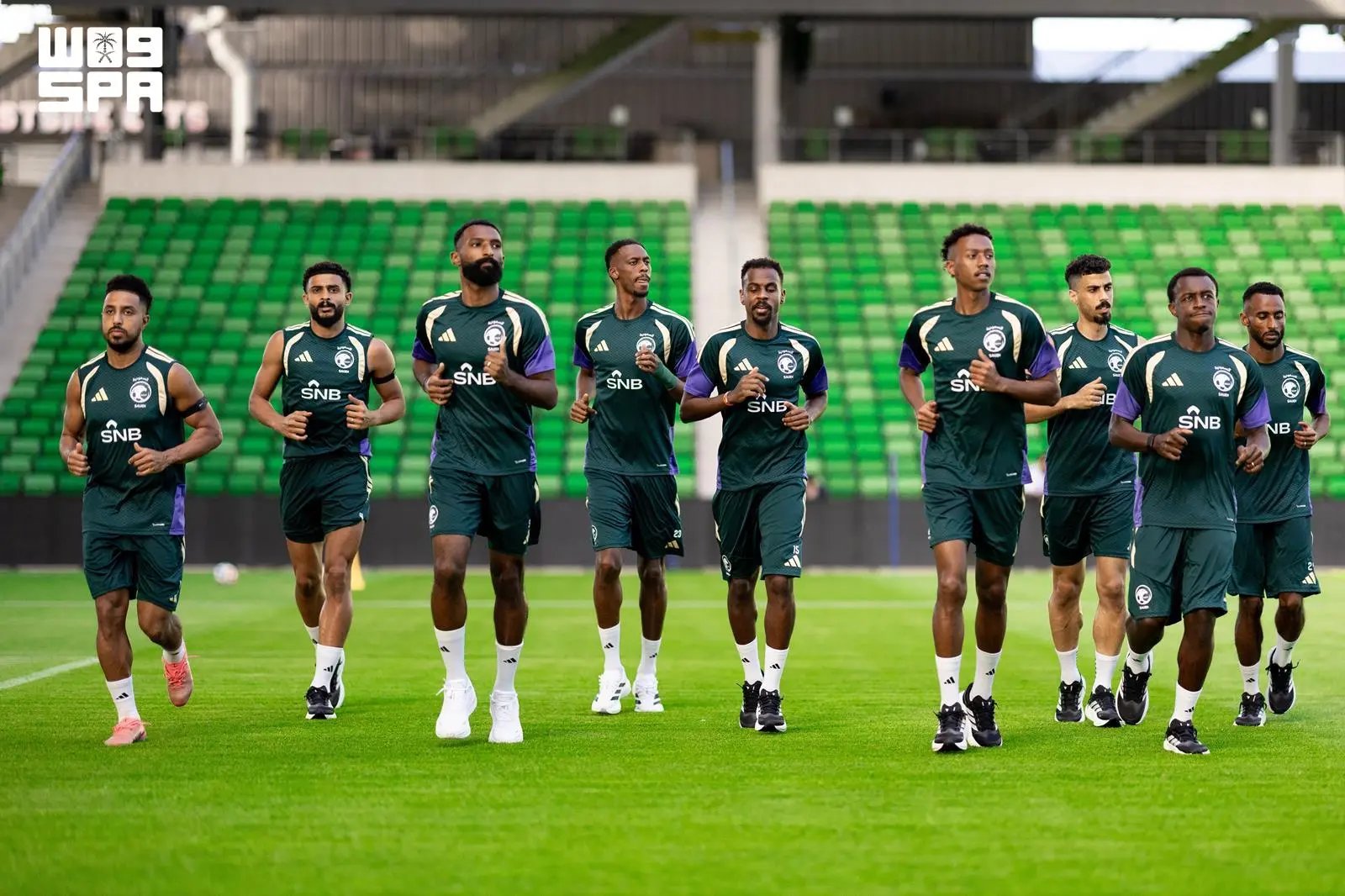 الأخضر يغادر إلى هيوستن غداً استعداداً لمواجهة الرأس الأخضر في كأس العالم. بعثة المنتخب السعودي تغادر إلى هيوستن استعداداً لمواجهة منتخب الرأس الأخضر يوم الجمعة ضمن الجولة الثالثة من منافسات المجموعة الثامنة في كأس العالم 2026.. اللاعبون واصلوا تحضيراتهم تحت إشراف المدرب جورجيوس دونيس من خلال برنامج تدريبي متنوع شمل تمارين استرجاعية وتكتيكية ومناورات ميدانية.. حسان التمبكتي غاب عن التدريبات بسبب آلام في القدم، واكتفى ببرنامج علاجي بإشراف الجهاز الطبي قبل المواجهة المرتقبة 