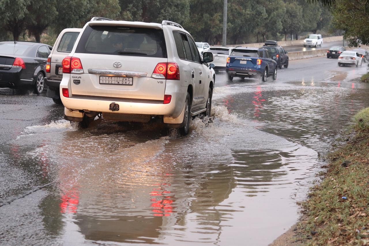 هطول أمطار غزيرة مصحوبة بزخات