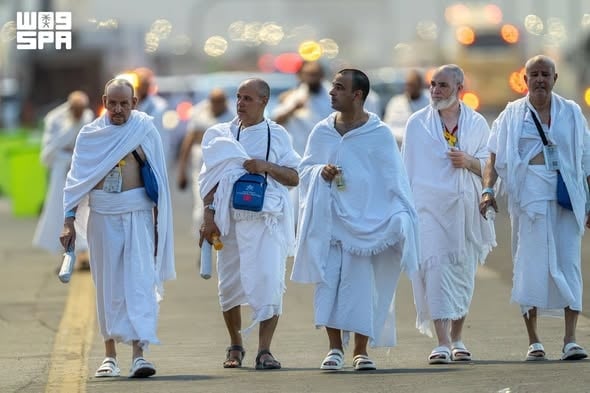 الأرصاد تنبه الحجاج لارتفاع درجات الحرارة في عرفات. - انخفاض الرطوبة يزيد من الإحساس بالحرارة والجفاف. - ينبغي على الحجاج تجنب الشمس والبقاء في الأماكن المظللة. #يوم_عرفة 
