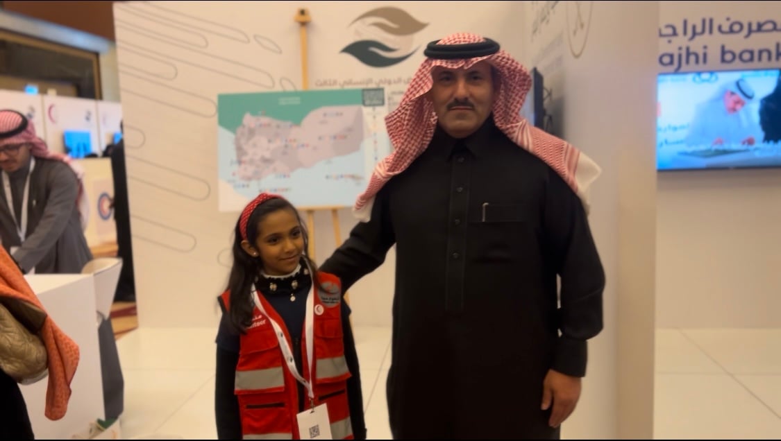?الفيديو.. طفلة متطوعة تحظى باهتمام