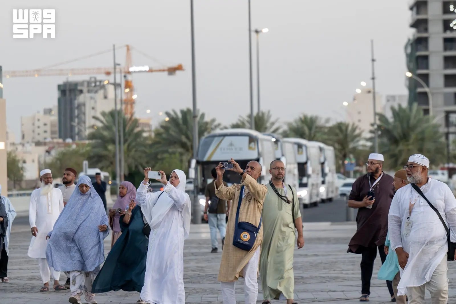 المدينة المنورة تستقبل زوار ما بعد الحج بمعالمها الإسلامية والتاريخية. يواصل آلاف الحجاج القادمين من مختلف دول العالم رحلتهم الإيمانية في المدينة المنورة عبر زيارة أبرز المعالم الإسلامية والتاريخية المرتبطة بالسيرة النبوية والتاريخ الإسلامي.. يتصدر مسجد قباء ومسجد القبلتين وجبل أحد قائمة الوجهات الأكثر استقطابًا للزوار؛ لما تحمله من مكانة دينية وتاريخية راسخة.. تسهم الخطط التشغيلية والخدمات الإرشادية ووسائل النقل المتكاملة في تسهيل تنقل الزوار بين المسجد النبوي والمعالم الرئيسة، بما يعزز تجربتهم الإيمانية والثقافية في المدينة المنورة 
