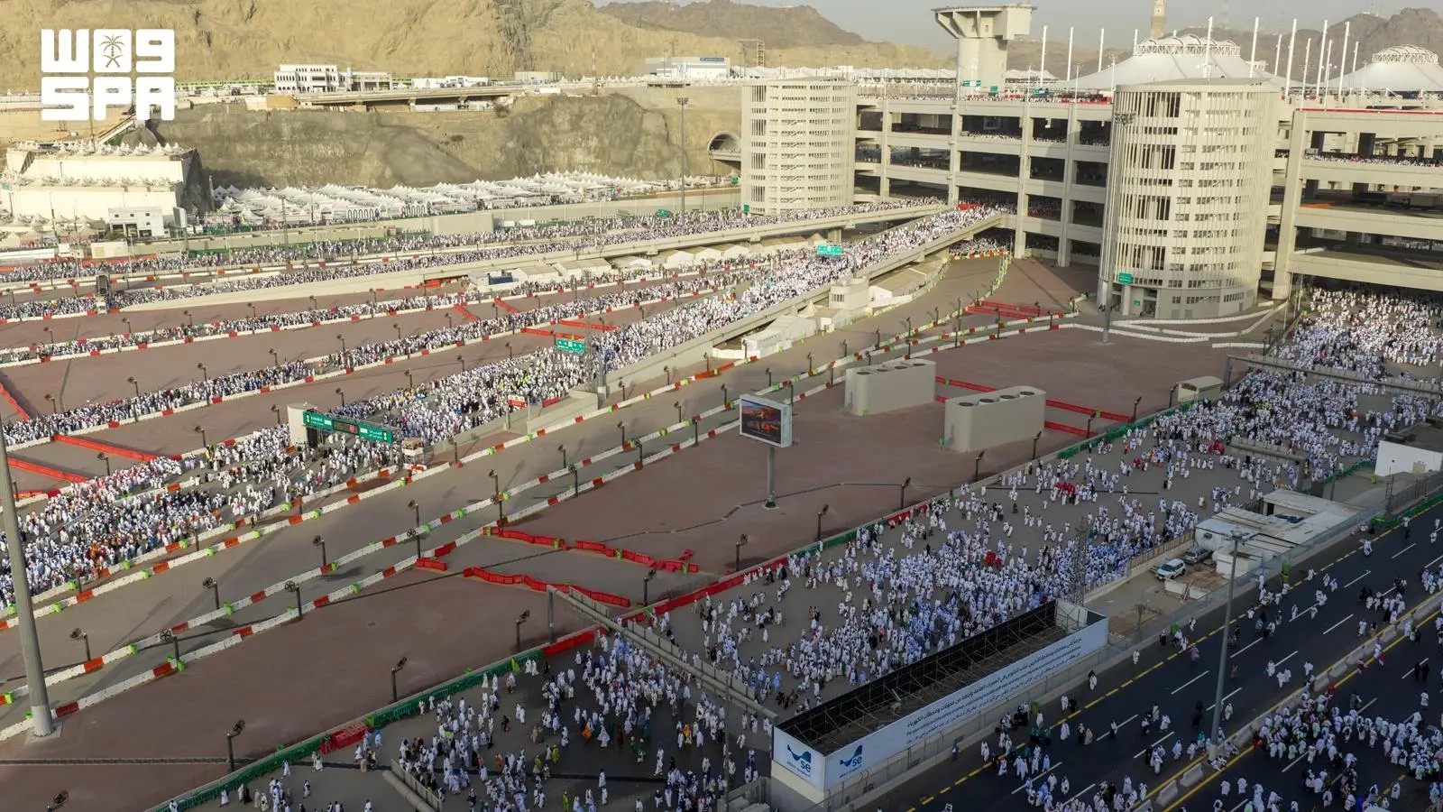 وزارة العدل تشغّل 7 دوائر قضائية و4 كتابات عدل متنقلة لخدمة الحجاج في الحرم والمشاعر. تفعيل 4 كتابات عدل متنقلة لخدمة الحجاج والجهات المشاركة. منصة ناجز تتيح أكثر من 160 خدمة قضائية وتوثيقية وتنفيذية. ضمن جهود تسهيل الإجراءات وحفظ الحقوق خلال موسم حج 1447هـ 
