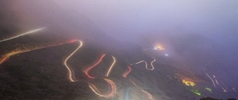 إعادة فتح عقبتي حزنة والأبناء بـ الباحة بالكامل بعد إزالة عوائق الأمطار والتأكد من سلامة الطريق. فتح الطريقين بعد إغلاق احترازي بسبب الأمطار. إزالة العوائق والتأكد من سلامة الطرق. عودة الحركة المرورية بشكل كامل 