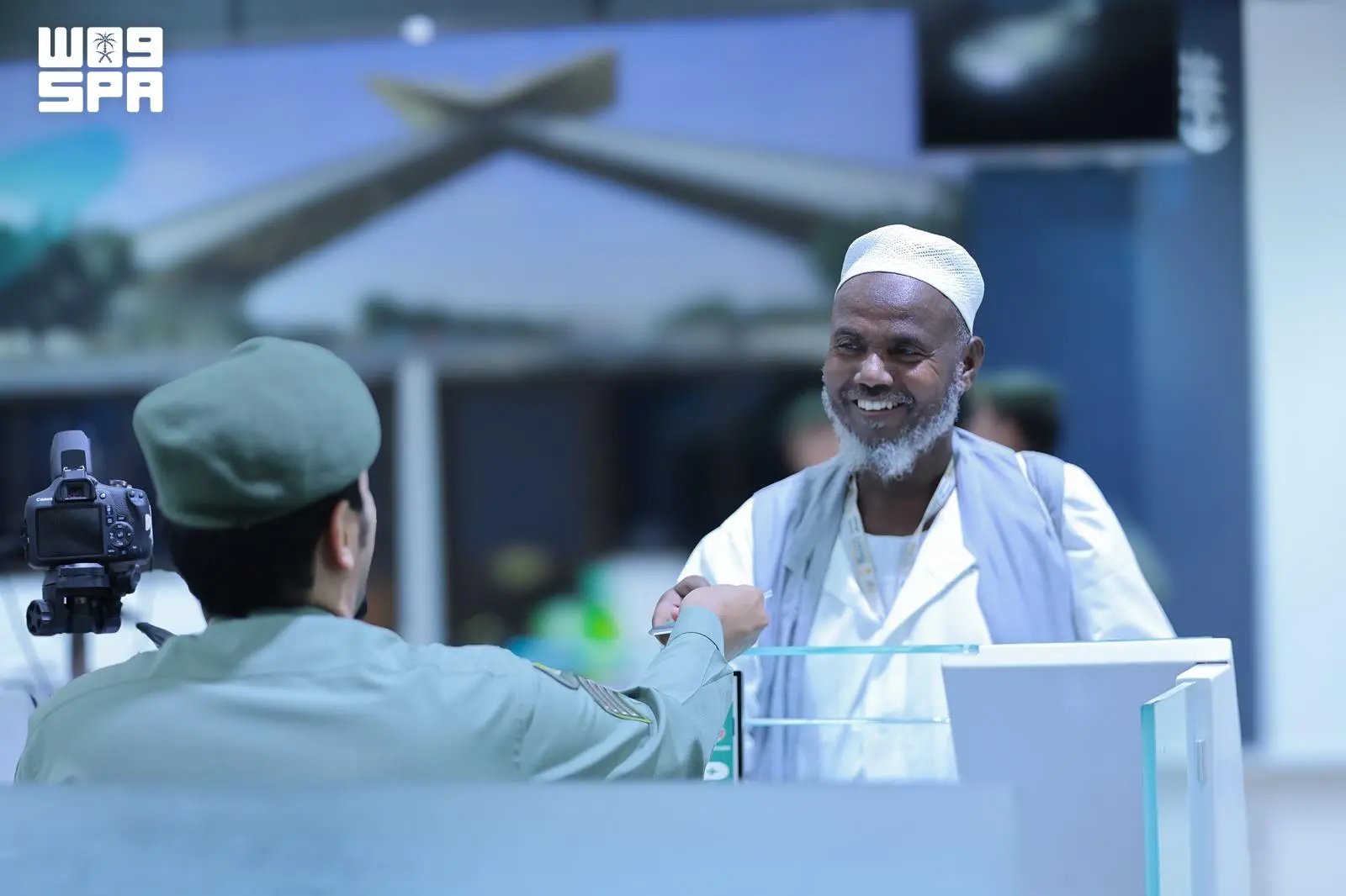 جوازات ميناء جدة الإسلامي تنهي مغادرة أولى رحلات الحجاج لعام 1447هـ بسلاسة تامة - الجهات المعنية جاهزة لإنهاء إجراءات المغادرة عبر جميع المنافذ. - تشديد على أهمية التزام الحجاج بمواعيد مغادرتهم المحددة 