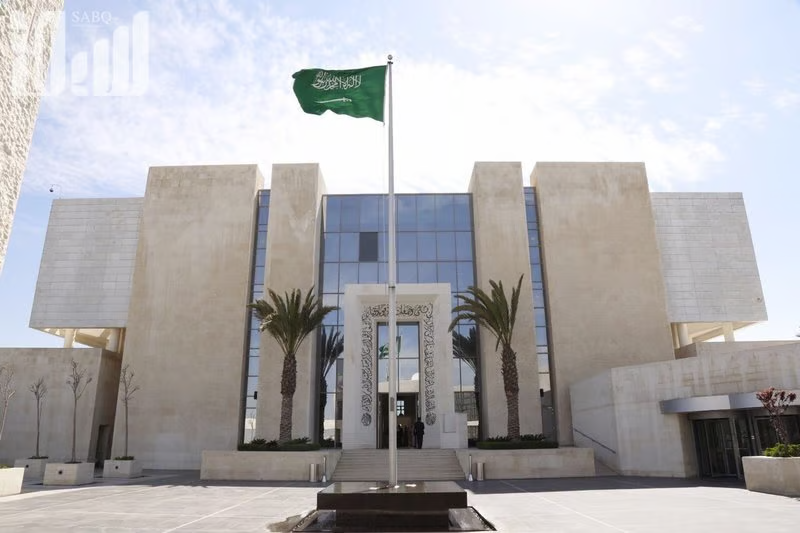 سفارة المملكة في الأردن تحدد إجازة عيد الأضحى ومواعيد العودة. الإجازة تبدأ الأحد 24 مايو 2026 (7 ذو الحجة) وتستمر حتى الخميس 28 مايو (11 ذو الحجة).. تشمل الإجازة فترة عيد الأضحى الرسمية ضمن جدول عمل السفارة في عمّان.. استئناف العمل صباح الأحد 31 مايو 2026 (14 ذو الحجة) لخدمة المراجعين 