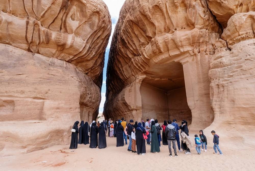 20 مليون ريال ينفقها السياح في المملكة كل ساعة.. أرقام غير مسبوقة في 2025. إيرادات السياحة الوافدة إلى المملكة بلغت 176.6 مليار ريال خلال 2025، بمتوسط إنفاق 20.2 مليون ريال كل ساعة، ما يعكس النمو المتسارع للقطاع.. قطاع السفر حقق فائضًا تاريخيًا بلغ 49.4 مليار ريال، مع استحواذ السياحة على 61% من صادرات الخدمات، في مؤشر على تنامي مساهمة القطاع في الاقتصاد غير النفطي.. النتائج تعكس نجاح الاستراتيجية الوطنية للسياحة، مدعومة بتوسع الوجهات والمشروعات الكبرى وتسهيل التأشيرات واستضافة الفعاليات الدولية، بما ينسجم مع مستهدفات رؤية السعودية 2030 
