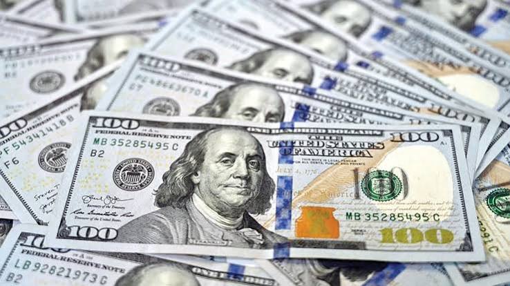 الدولار يبلغ أعلى مستوياته في 13 شهراً مع توقعات رفع الفائدة الأمريكية. الدولار الأمريكي صعد إلى أعلى مستوى له في 13 شهراً أمام سلة من العملات الرئيسية، مدعوماً بتزايد الطلب على الأصول الآمنة.. موجة بيع أسهم التكنولوجيا عززت الإقبال على الدولار وسط ترقب الأسواق لقرار مجلس الاحتياطي الفيدرالي بشأن أسعار الفائدة.. العملات الرئيسية سجلت تراجعات ملحوظة، مع اقتراب اليورو من أدنى مستوياته السنوية واستمرار الضغوط على الين الياباني والجنيه الإسترليني 
