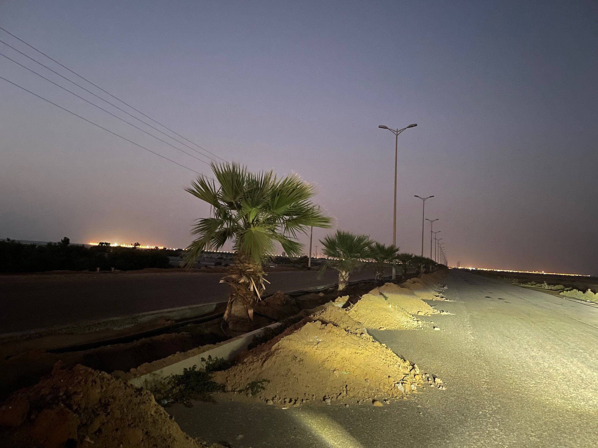 ?الصور.. انقطاع الكهرباء وافتقار الخدمات