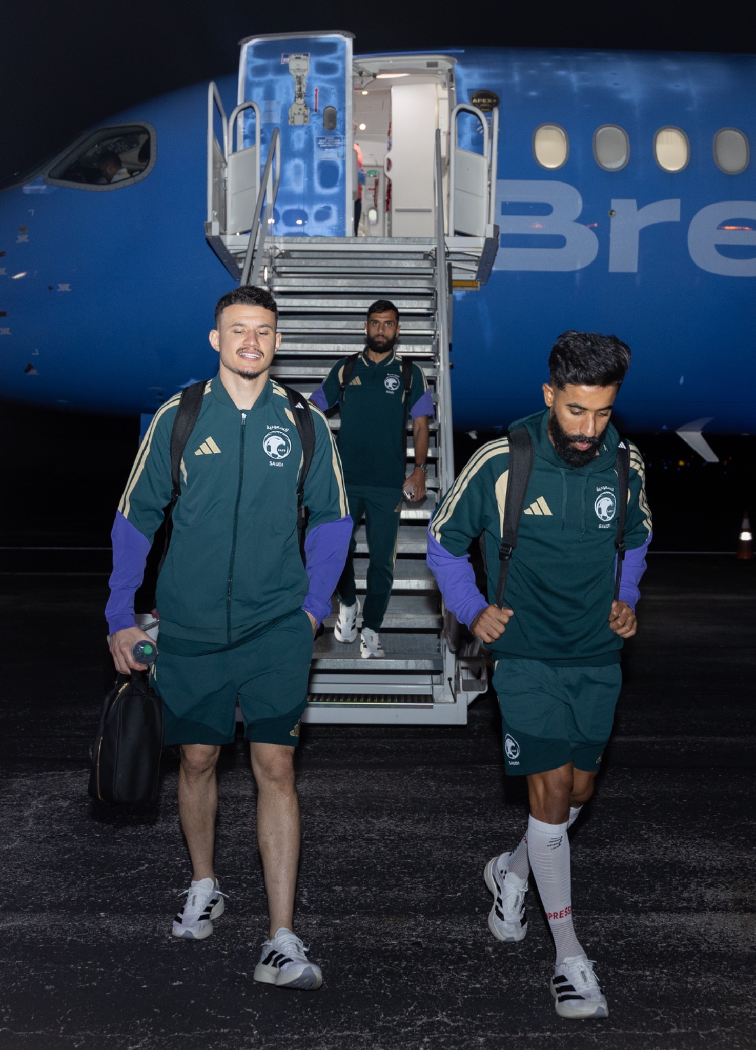 بعثة المنتخب السعودي تصل أوستن استعداداً لمواجهة إسبانيا في كأس العالم 2026. - المنتخب يواصل تدريباته المسائية على ملعب Q2 تحت إشراف المدرب جورجيوس دونيس. - التدريب سيكون مفتوحاً للإعلام خلال الربع ساعة الأولى من الحصة. #قدام_بنفس_الروح 