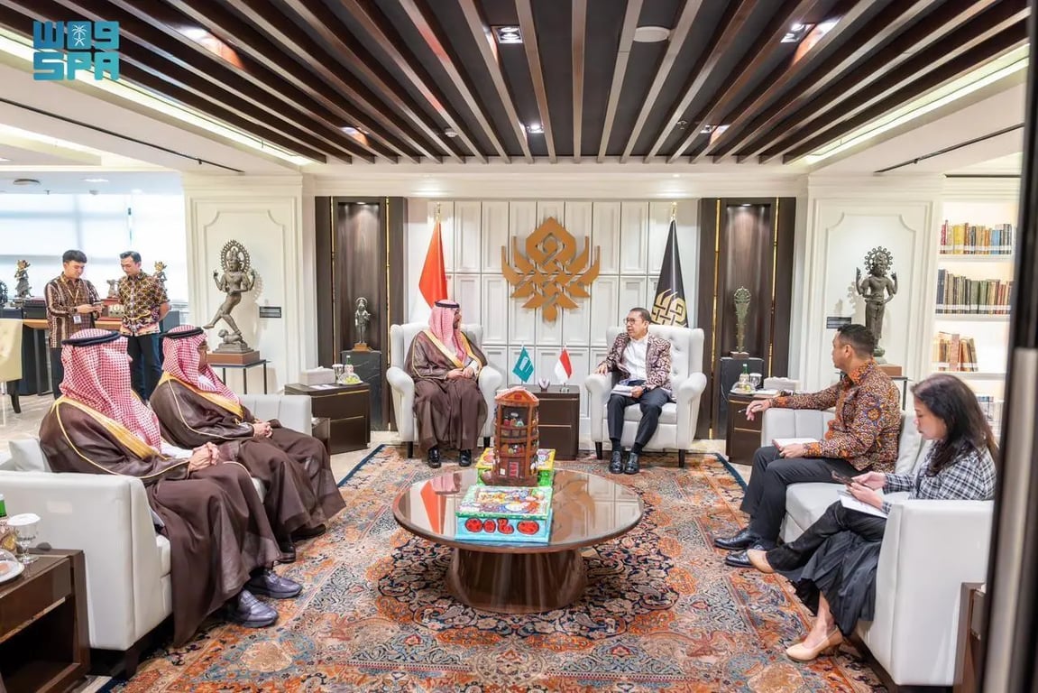 وزير الثقافة يزور متحف إندونيسيا الوطني في جاكرتا. اطّلع الأمير بدر بن عبدالله بن فرحان على أبرز مقتنيات المتحف برفقة نظيره الإندونيسي. المتحف يُعد الأقدم والأكبر في إندونيسيا ويضم نحو 160 ألف قطعة أثرية متنوعة. الزيارة تعكس تعزيز التعاون الثقافي والاطلاع على الإرث الحضاري في جنوب شرق آسيا 