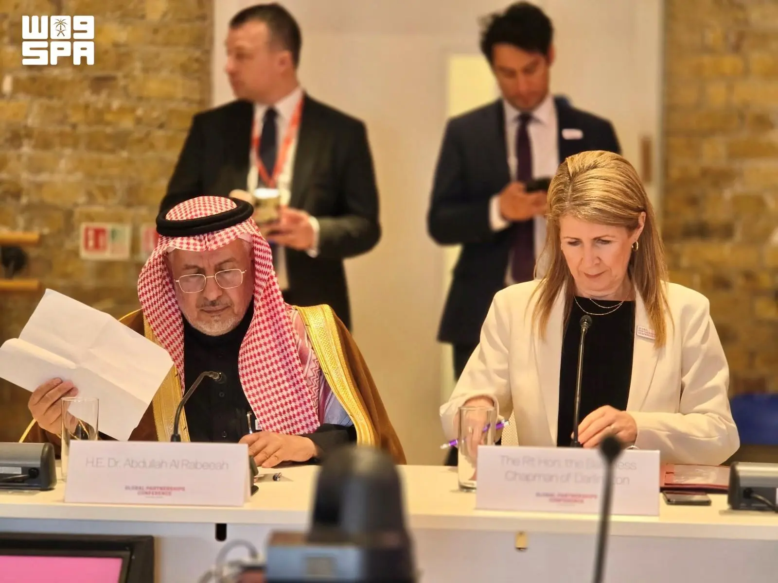 الدكتور عبدالله الربيعة يشارك في مؤتمر الشراكات العالمية بلندن. أكد أن تمكين المجتمعات هو الأساس لتحقيق أفضل النتائج في العمل الإنساني.. استعرض جهود مركز الملك سلمان للإغاثة ومشاريعه الدولية التي تجاوزت مليارات الدولارات 