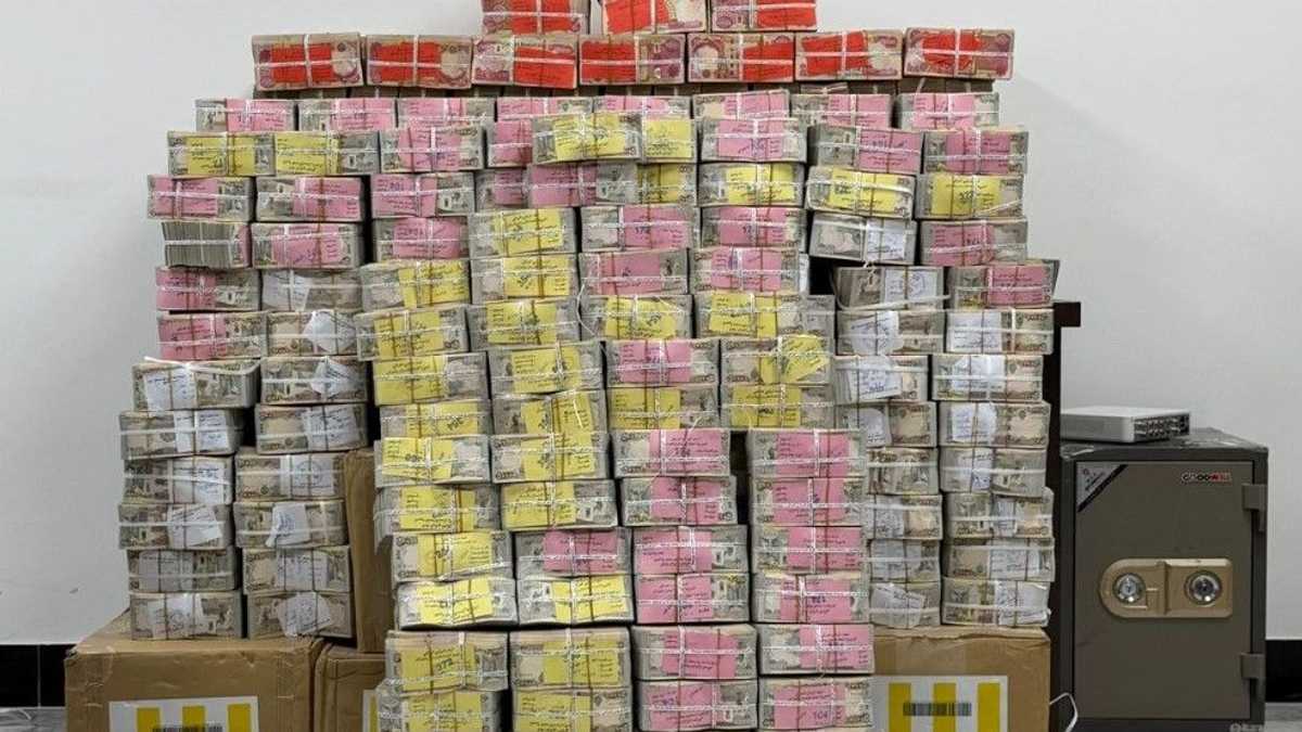 العراق يضبط 25 مليار دينار ومليون دولار مخبأة في قناني مياه بمنزل وكيل وزارة النفط - إجمالي المبالغ المضبوطة بلغ 127 مليار دينار و24 مليون دولار. - الحكومة تؤكد استمرار ملاحقة الفاسدين وتعزيز جهود مكافحة الفساد 