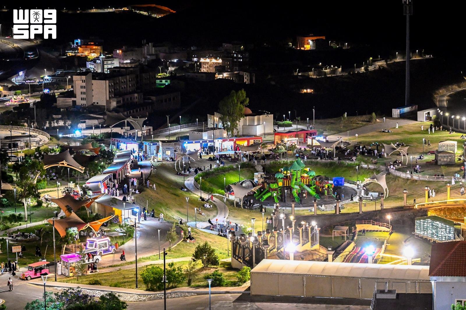 الباحة تتزين بالخضرة صيفًا وتستقطب محبي الطبيعة والتصوير. الباحة تتحول صيفًا إلى لوحة خضراء تجمع الجبال والغابات والأودية في مشهد طبيعي لافت.. الطقس المعتدل والضباب والنسائم الباردة تجعلها وجهة مثالية للتنزه والتصوير.. تنوعها البيئي بين السروات وتهامة يعزز مكانتها كأبرز وجهات السياحة الصيفية في المملكة 