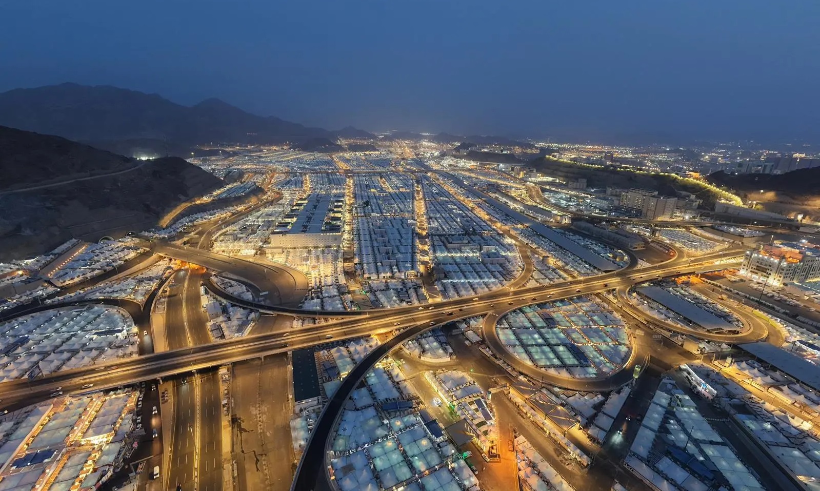 حجاج بيت الله يتوافدون إلى مشعر منى لقضاء يوم التروية في أجواء إيمانية مفعمة بالتلبية. توافد منظم عبر خطط تفويج دقيقة تضمن انسيابية الحركة وسهولة الوصول إلى المشعر. جاهزية متكاملة للخدمات الميدانية والصحية لتوفير الراحة والأمان لضيوف الرحمن 