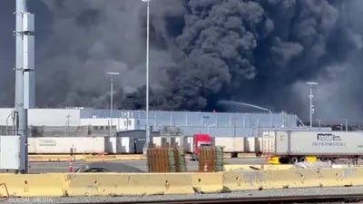 لوس أنجلوس تُعلن حالة الطوارئ إثر حريق مستودع تبريد يُلوّث الهواء. دخان سام يلوّث الأجواء بعد اندلاع الحريق في مستودع بحي بويل هايتس. فتح مواقع لإيواء المتضررين واستنفار للسيطرة على الحريق والحد من آثاره 