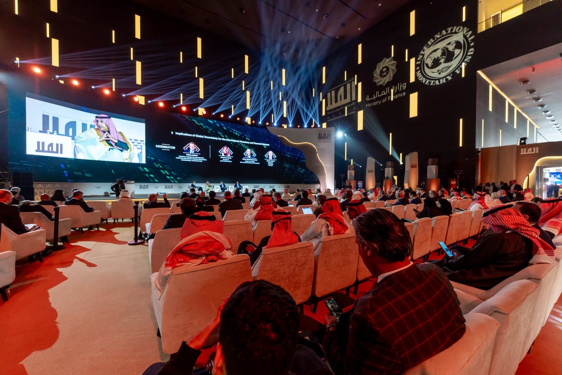 محافظ ساما: ربط الريال بالدولار عزز استقرار الأسعار. متوسط التضخم دون 3% خلال 5 سنوات. عدم اليقين العالمي أصبح ظاهرة هيكلية. الاحتياطيات القوية دعمت الاستقرار النقدي. دعوة لتعزيز التعاون والرقابة المالية الدولية 