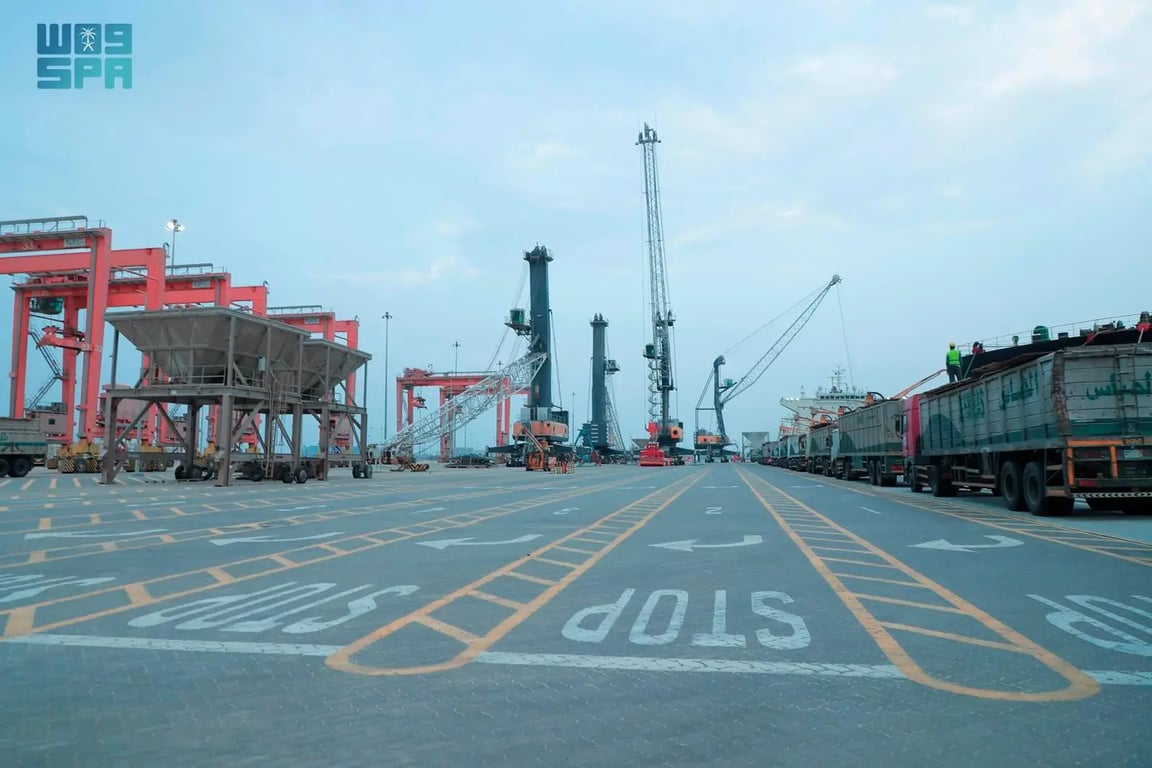 جازان تصدر 52 ألف طن من "الكلنكر" إلى مصر. تصدير 52 ألف طن من «الكلنكر» من ميناء مدينة جازان إلى مصر، تأكيدًا لجاهزية البنية الصناعية واللوجستية بالمنطقة.. الميناء يبرهن قدرته على مناولة السفن الكبيرة وتشغيل عمليات الشحن وفق أعلى المعايير.. الخطوة تعزز تنافسية الصادرات الصناعية السعودية وتدعم تنويع الأسواق الإقليمية والدولية 