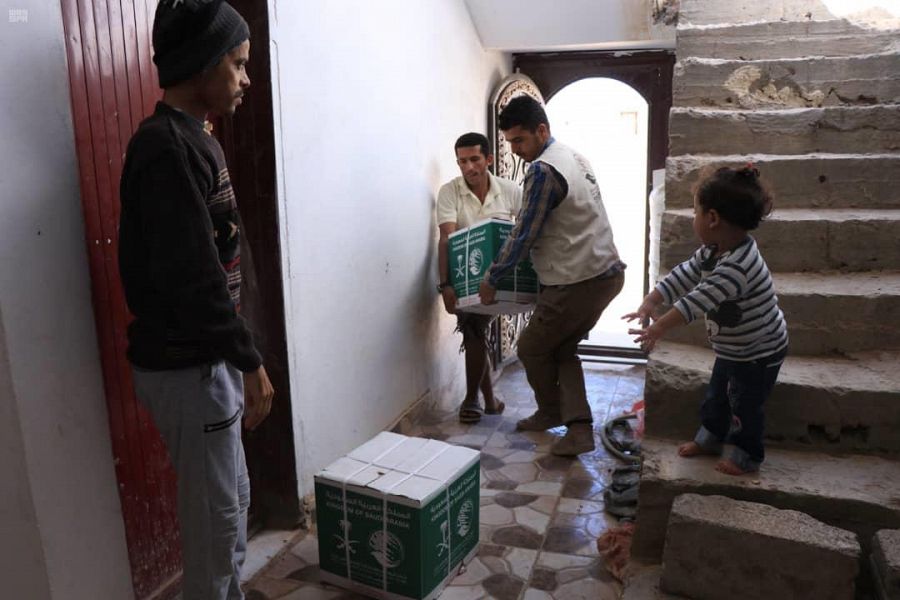 مركز الملك سلمان يوزع طنًا