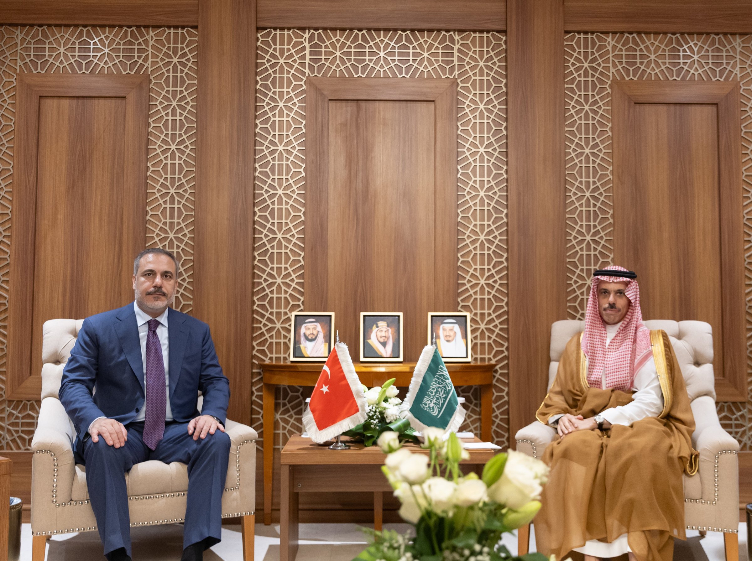 وزير الخارجية يلتقي نظيره التركي