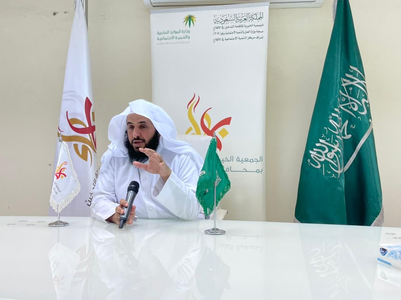 مطرف تطوع لخدمة المدانين فساهم