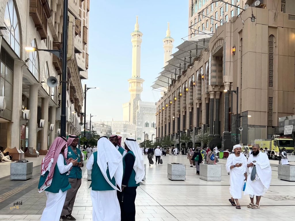 التجارة تنفذ 22 ألف جولة رقابية بمكة لتأمين احتياجات الحجاج - أكثر من 22 ألف جولة رقابية بمكة خلال موسم الحج. - الجولات تهدف لمراقبة وفرة السلع وجاهزية الأسواق لخدمة الحجاج. - الفرق الرقابية تتابع التزام المنشآت بأنظمة حماية المستهلك 