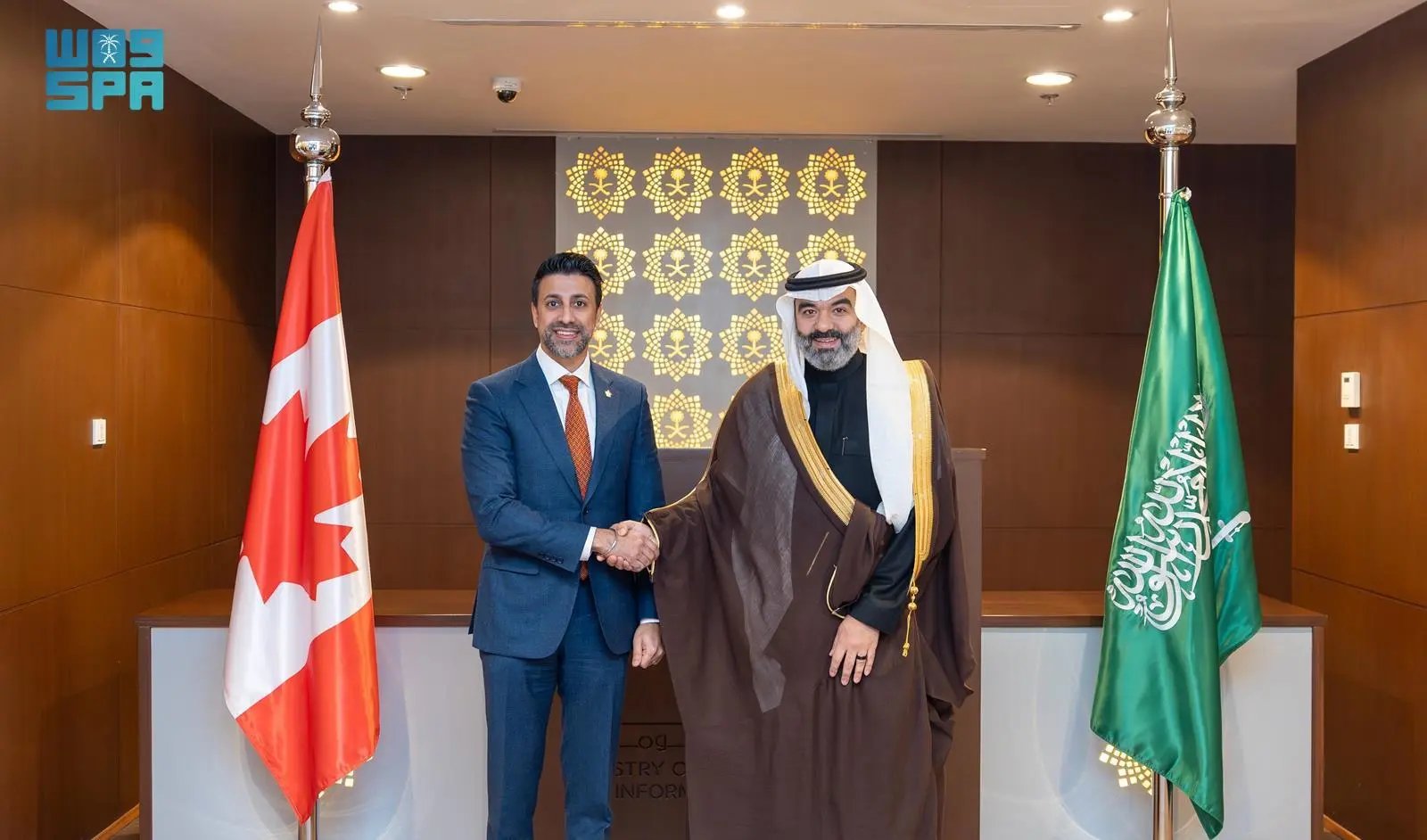 وزير الاتصالات وتقنية المعلومات يجتمع