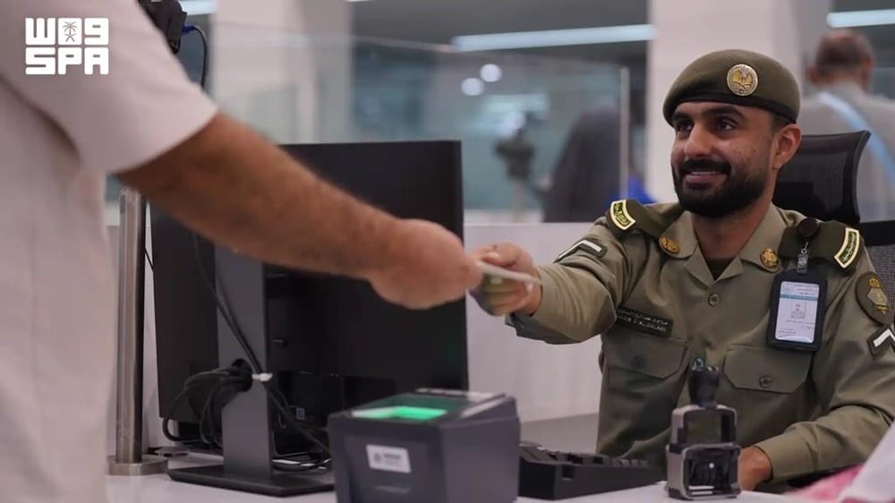 الجوازات تواصل تسهيل مغادرة حجاج 1447هـ عبر المنافذ الدولية بدعم أنظمة أمنية حديثة. الجوازات تُفعّل خطة متكاملة لإنهاء إجراءات مغادرة الحجاج عبر جميع المنافذ (الجوية، البرية، البحرية).. تسخير إمكانات بشرية وتقنية لضمان سرعة وكفاءة إنهاء الإجراءات دون تكدس.. الاعتماد على أنظمة أمنية حديثة يعكس انتقال الخدمة من تنظيم الحركة إلى إدارة ذكية للتدفقات 