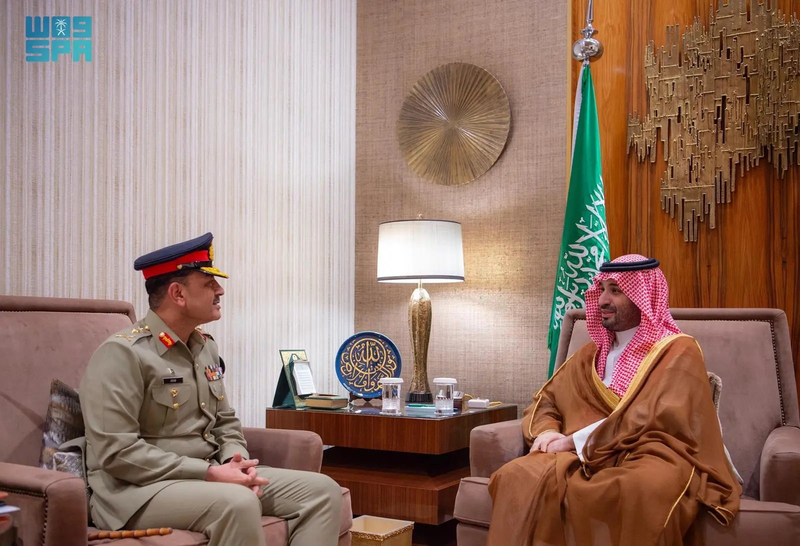 ولي العهد يستقبل قائد الجيش