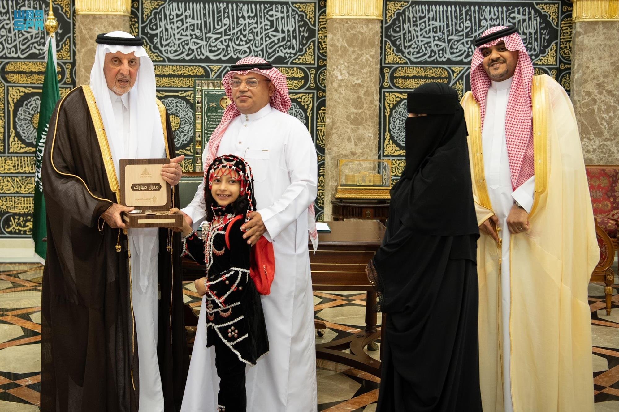 ?مير مكة المكرمة يسلِّمُ الدفعة