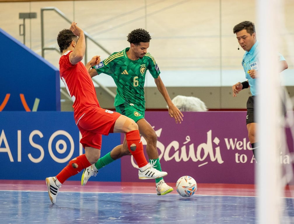 أخضر الصالات يخسر أمام إيران في كأس آسيا. خسارة السعودية 2-0 أمام إيران في الجولة الثانية. أفغانستان تتصدر المجموعة وتتأهل رفقة إيران. رصيد السعودية وماليزيا بلا نقاط. مواجهة السعودية وماليزيا الأحد في الجولة الأخيرة 