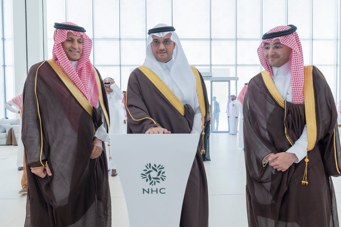 محافظ الأحساء يطلع على مشروع وجهة الورود