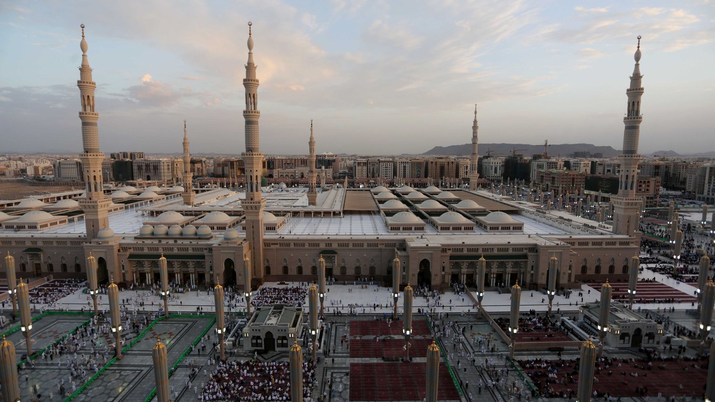 موع المصلين تؤدي صلاة الجمعة